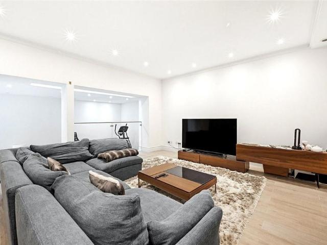 6 bedroom terraced house to rent