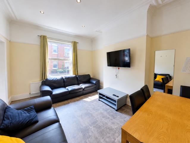 6 bedroom terraced house to rent