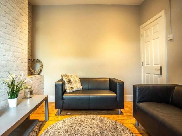 6 bedroom terraced house to rent