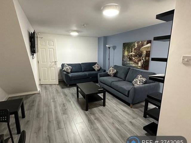 6 bedroom terraced house to rent