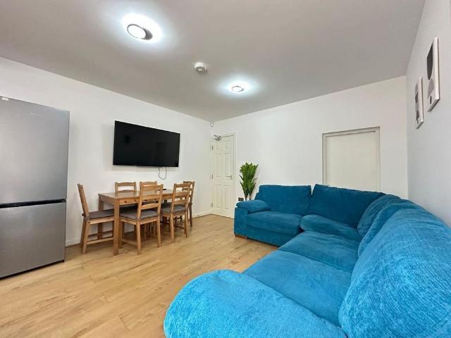 6 bedroom terraced house to rent