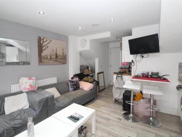 6 bedroom house to rent