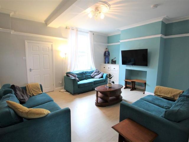6 bedroom terraced house to rent