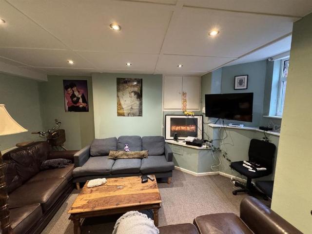 6 bedroom terraced house to rent