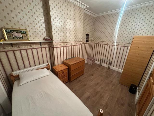 6 bedroom terraced house to rent