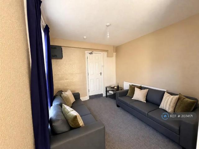 6 bedroom terraced house to rent