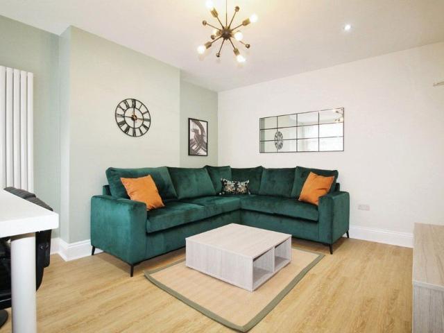 6 bedroom terraced house to rent