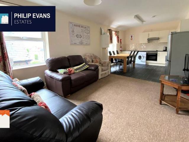 6 bedroom terraced house to rent