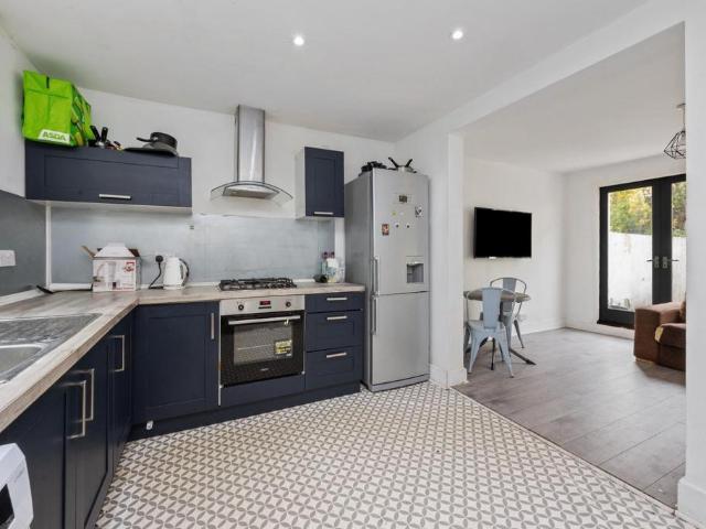 6 bedroom terraced house to rent