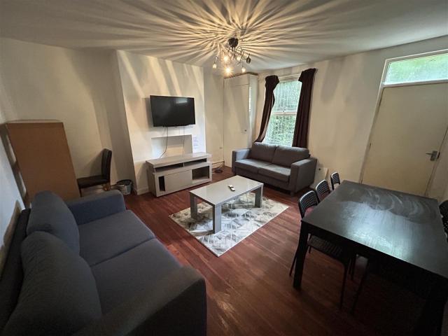 6 bedroom terraced house to rent