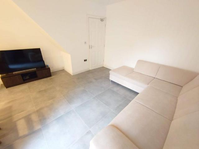 6 bedroom terraced house to rent