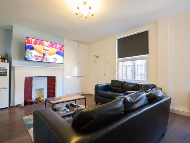 6 bedroom terraced house to rent