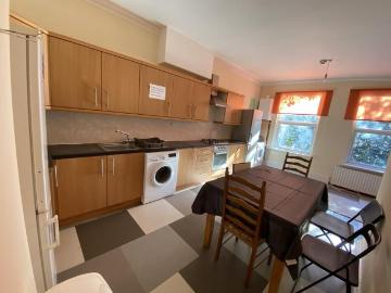Leeds, West Yorkshire, North England - Equipped kitchen
