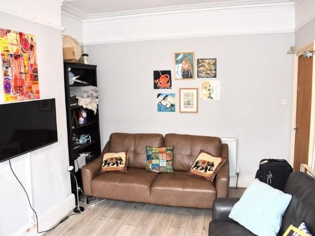 6 bedroom terraced house to rent