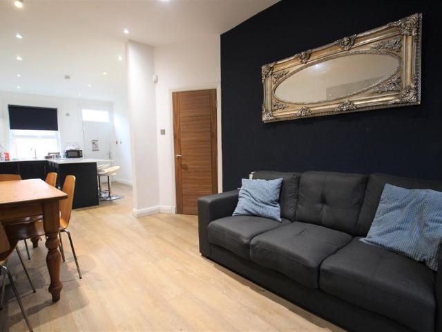 6 bedroom terraced house to rent