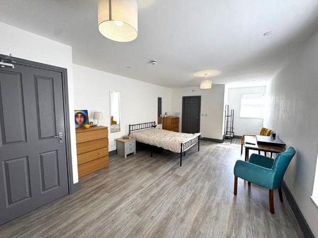 6 bedroom terraced house to rent