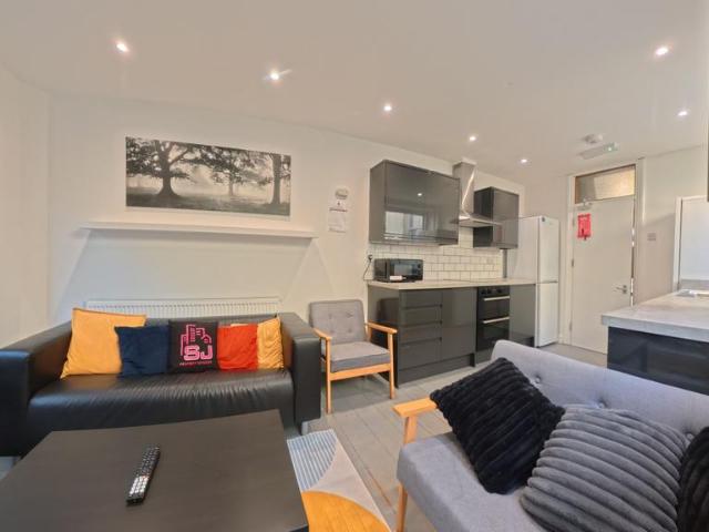 6 bedroom terraced house to rent