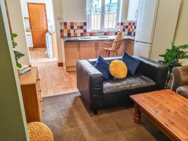 6 bedroom terraced house to rent