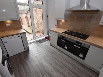 6 bedroom terraced house to rent