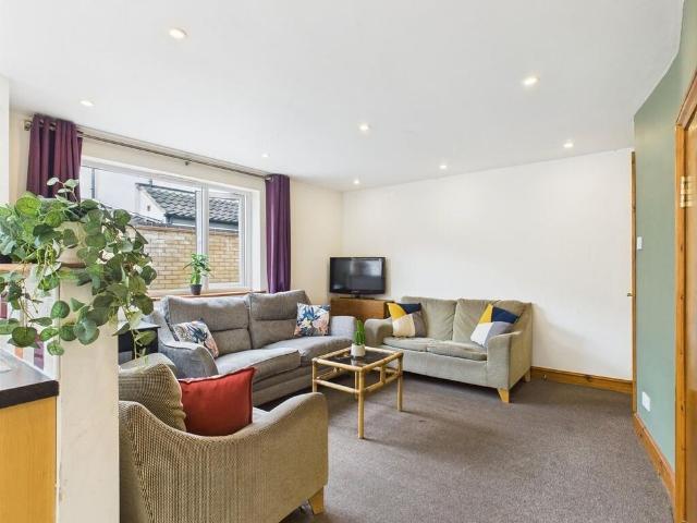 6 bedroom terraced house to rent