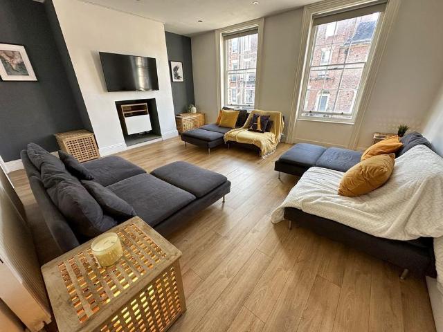 6 bedroom terraced house to rent