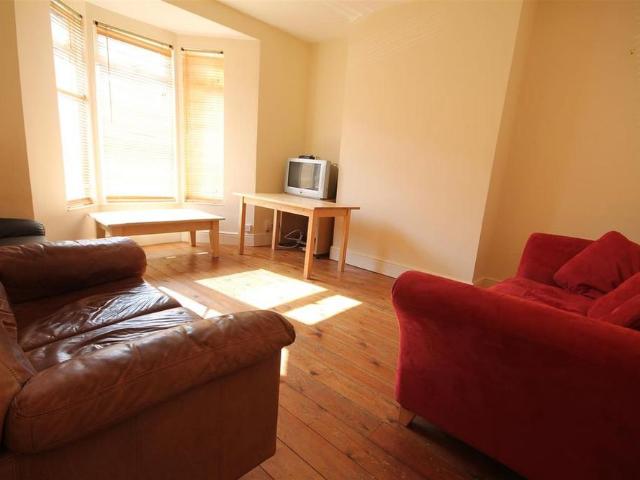 6 bedroom terraced house to rent