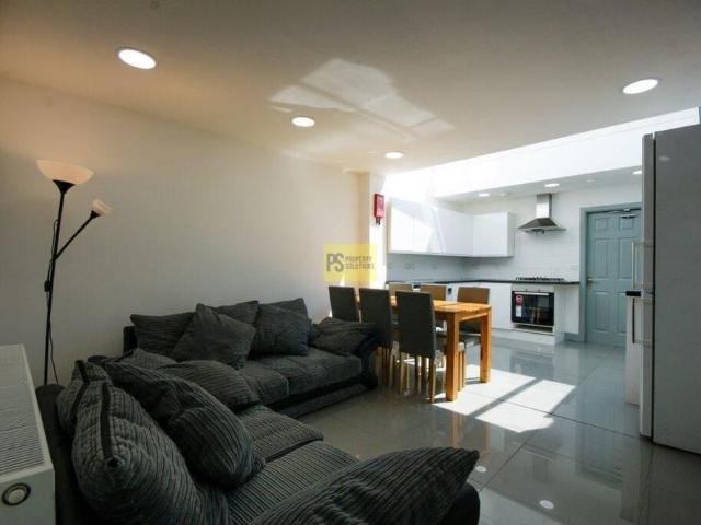 6 bedroom terraced house to rent