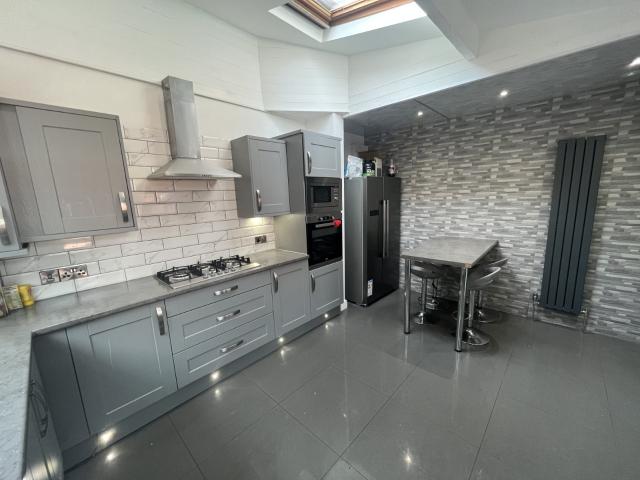 6 bedroom terraced house to rent