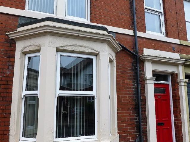 6 bedroom terraced house to rent