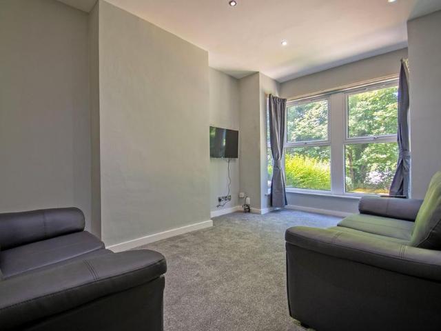 6 bedroom terraced house to rent