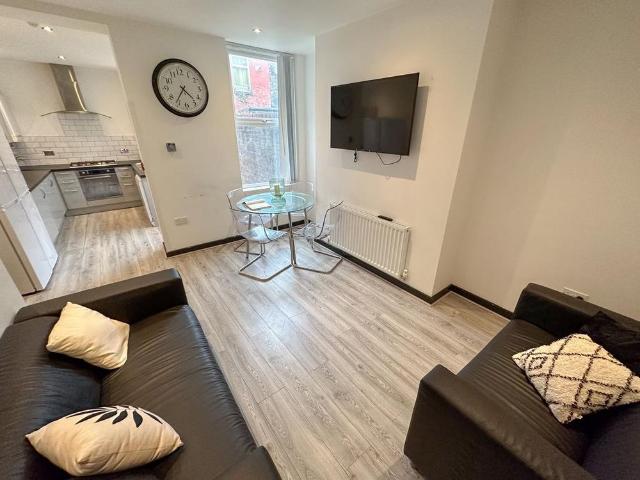 6 bedroom terraced house to rent