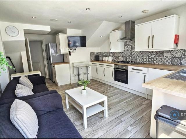 6 bedroom terraced house to rent