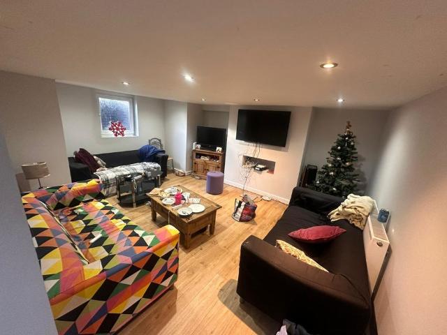 6 bedroom terraced house to rent