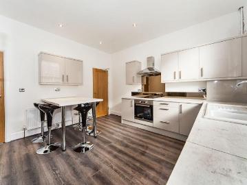 6 bedroom terraced house to rent