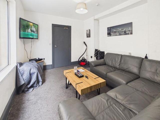 6 bedroom terraced house to rent