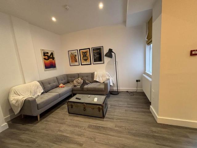6 bedroom terraced house to rent