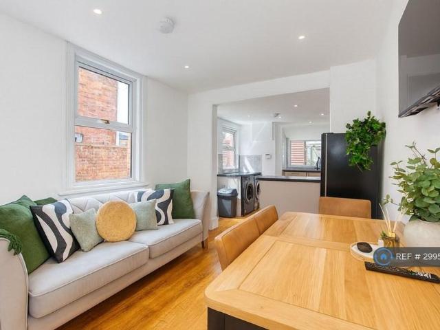 6 bedroom terraced house to rent