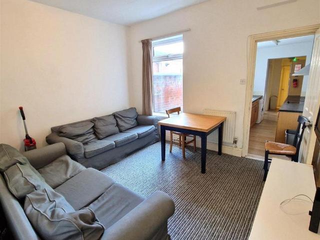 6 bedroom terraced house to rent