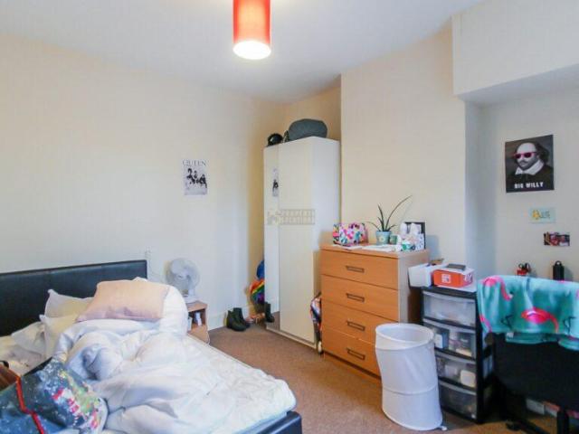 6 bedroom terraced house to rent