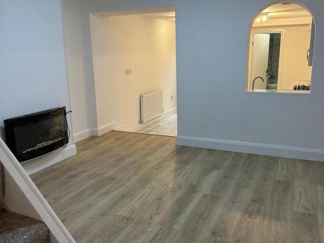 6 bedroom terraced house to rent