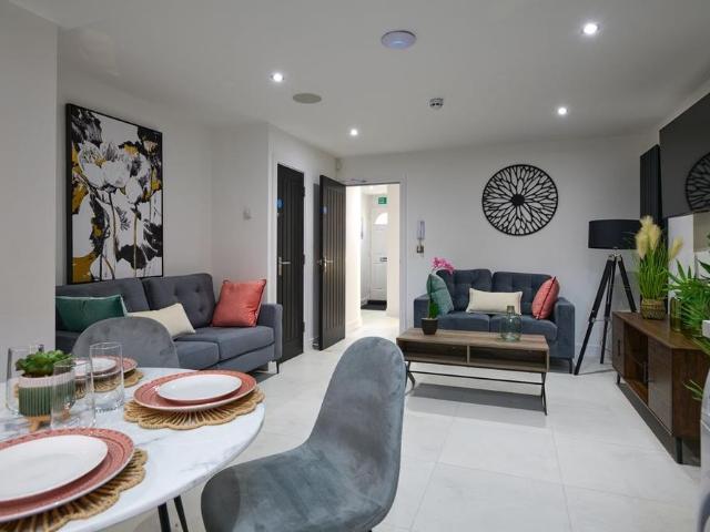 6 bedroom terraced house to rent