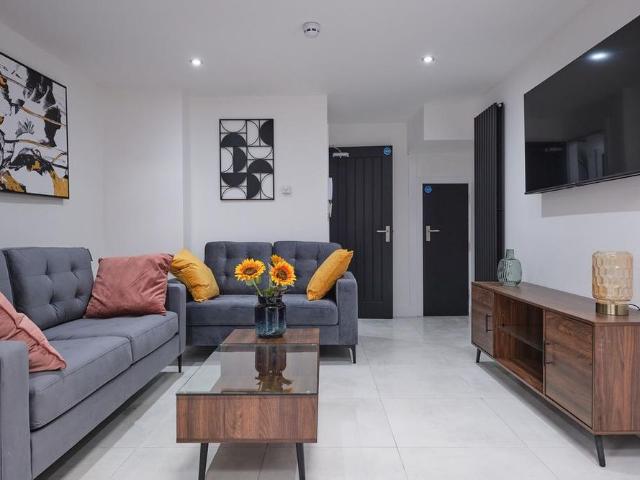 6 bedroom terraced house to rent