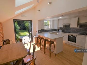 6 bedroom terraced house to rent