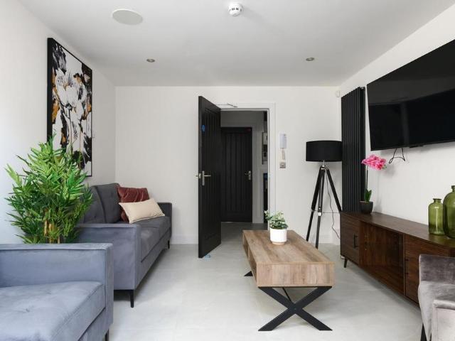 6 bedroom terraced house to rent