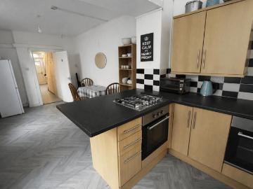 6 bedroom terraced house to rent