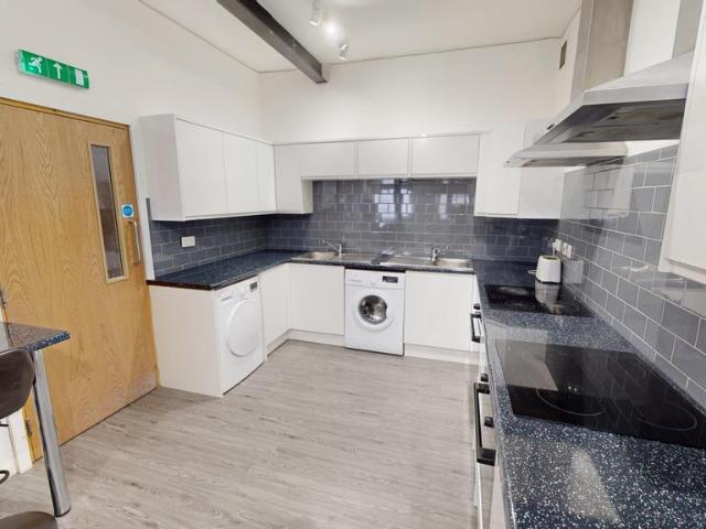 6 bedroom flat to rent
