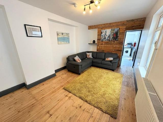 6 bedroom terraced house to rent
