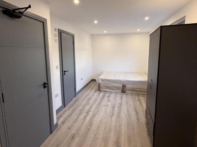 6 bedroom terraced house to rent