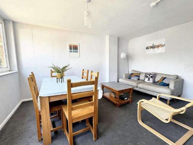 6 bedroom terraced house to rent