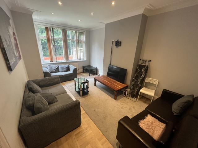 6 bedroom terraced house to rent